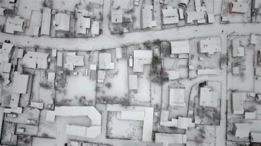 Kışın Ukrayna 'nın yoksul bölgelerindeki evlerin havadan görünüşü
