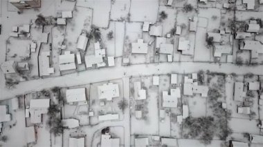 Kışın Ukrayna 'nın yoksul bölgelerindeki evlerin havadan görünüşü