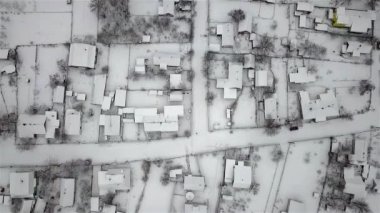 Kışın Ukrayna 'nın yoksul bölgelerindeki evlerin havadan görünüşü