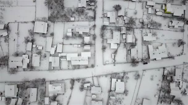 冬の村でウクライナの貧しい地域での住宅の空中ビュー — ストック動画