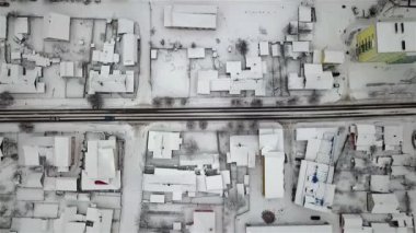 Ukrayna 'nın yoksul bölgelerinde, kışın bir köyde karlı bir yol manzarası