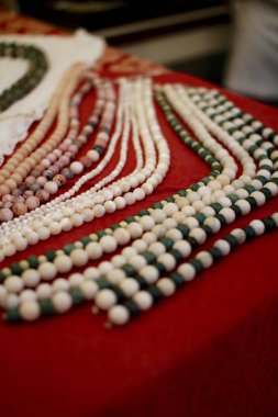 Beyaz ve siyah bir kolyeye yaklaş.