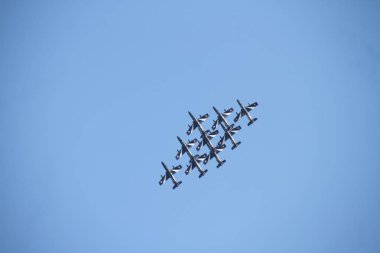 Lignano Sabbiadoro, Italya-Ağustos 14, 2016: Italyan askeri uçak görünümü frecce Tricolore denilen 