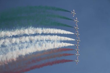 Lignano Sabbiadoro, Italya-Ağustos 14, 2016: Italyan askeri uçak görünümü frecce Tricolore denilen 