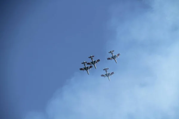 Lignano Sabbiadoro, Italien-14 augusti, 2016: visning av italienska militära flyg plan som kallas Frecce Tricolore "Tricolor pilar" i akrobatik den 14 augusti 2016 — Stockfoto