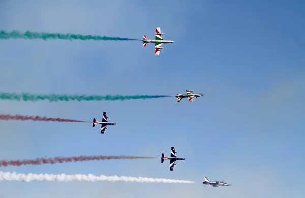 Lignano Sabbiadoro, Olaszország-augusztus 14, 2016: kilátás az olasz katonai repülőgép úgynevezett visszajelzések Tricolore "tricolor nyilak" az akrobatika augusztus 14-én, 2016 — Stock Fotó