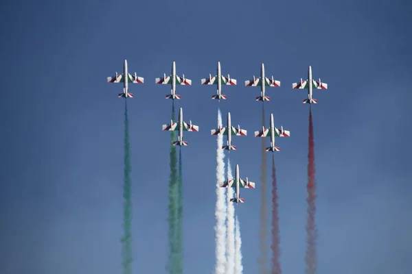 LIGNANO SABBIADORO, ITALIA - 14 DE AGOSTO DE 2016: Vista del avión militar italiano llamado frecce tricolore "flechas tricolor" en acrobacias el 14 de agosto de 2016 — Foto de Stock