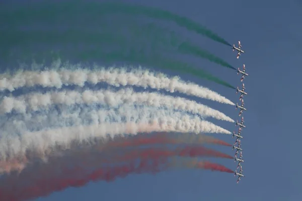 Lignano sabbiadoro, italien -14 august 2016: Ansicht eines italienischen Militärflugzeugs namens frecce tricolore "tricolor pfeile" in der Akrobatik am 14. august 2016 — Stockfoto