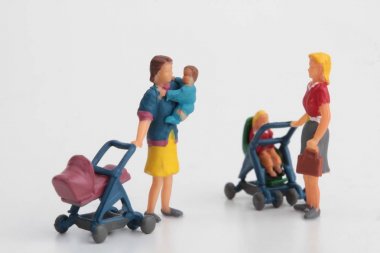 minyatür figürler bebek arabası ve bebekler annelerin