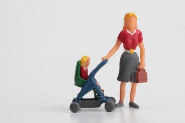 minyatür figürler bebek arabası ve bebekler annelerin