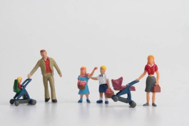 bir büyük minyatür çocuk ve bebek arabası ile çok sayıda aile