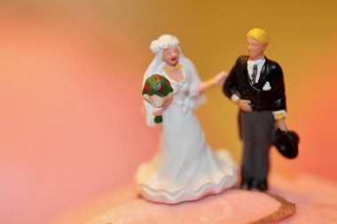 minyatür bir çiftin düğün günü sırasında