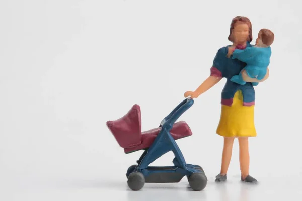 Estatuetas Miniatura Mães Com Carrinhos Bebês — Fotografia de Stock