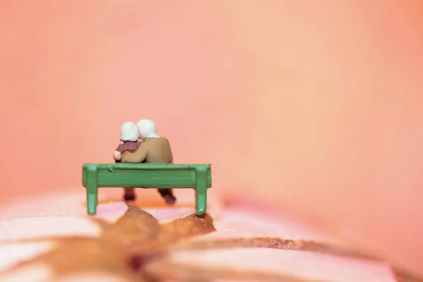 Miniatur Eines Alten Verliebten Paares Das Auf Einer Bank Sitzt — Stockfoto