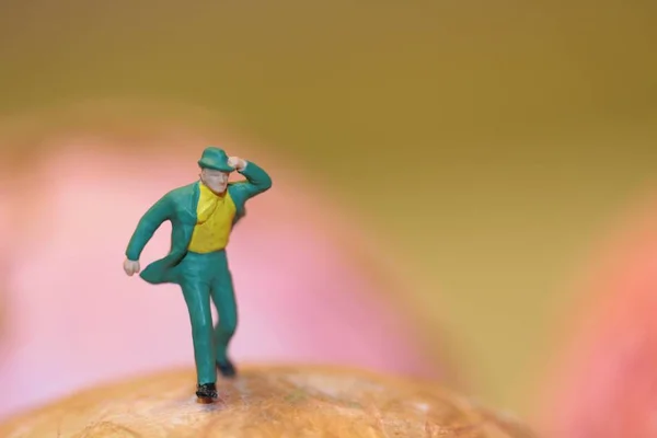 Miniatura Homem Caminhando Pelo Vento — Fotografia de Stock