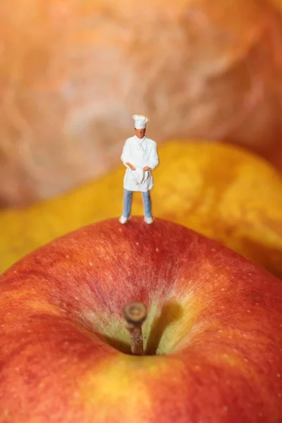 Miniatura Cuoco Con Frutta — Foto Stock