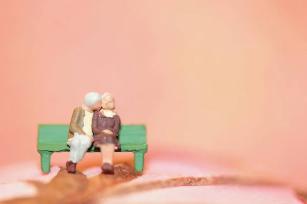 Miniaturowe Stara Para Miłości Siedząc Ławce — Zdjęcie stockowe