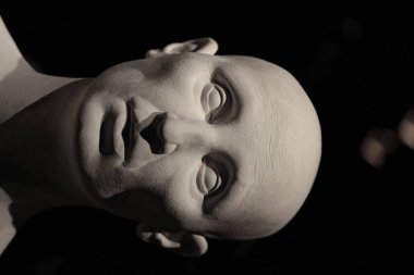 siyah bir arka plan üzerinde bir insan kafası closeup