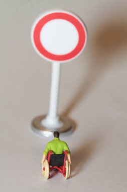 Minyatür bir tekerlekli sandalye üzerinde Engelli bir adamın
