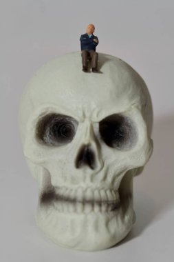 minyatür dev bir insan kafatası ile eski insan