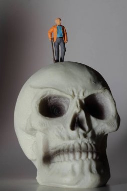 minyatür dev bir insan kafatası ile eski insan