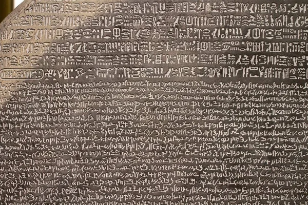 Londra - 06 Eylül 2018: Rosetta Stone İngiliz Müzesi Londra, İngiltere ayrıntıları