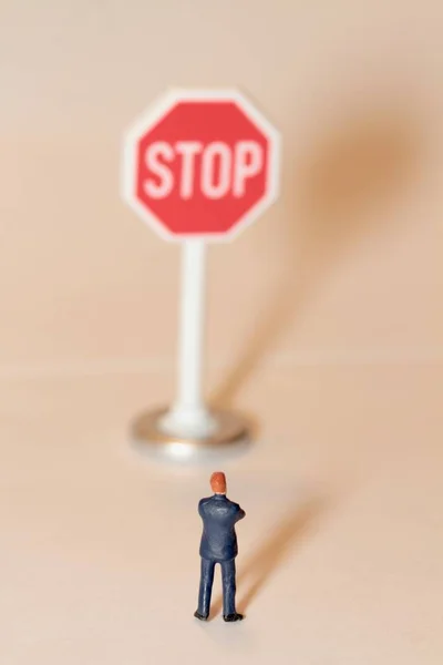 Uomo Affari Miniatura Con Segno Stop — Foto Stock