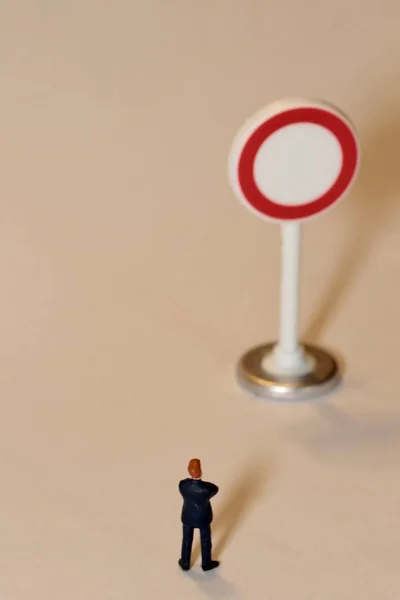 Geschäftsmann Miniatur Mit Stoppschild — Stockfoto