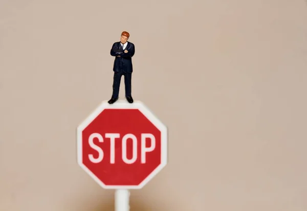 Uomo Affari Miniatura Con Segno Stop — Foto Stock