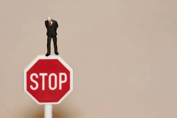 Uomo Affari Miniatura Con Segno Stop — Foto Stock