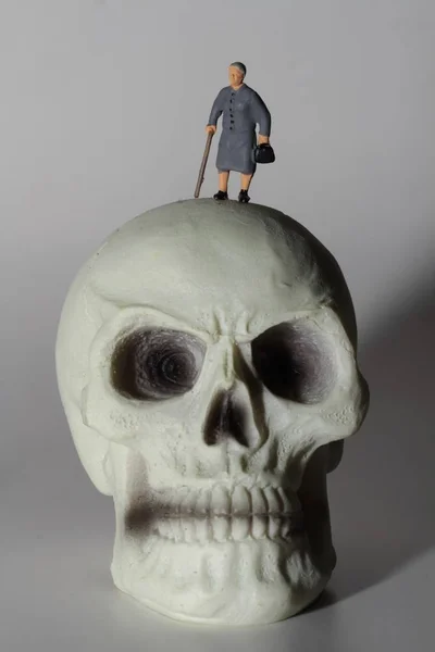 Miniature Old People Giant Human Skull — Stock Photo, Image