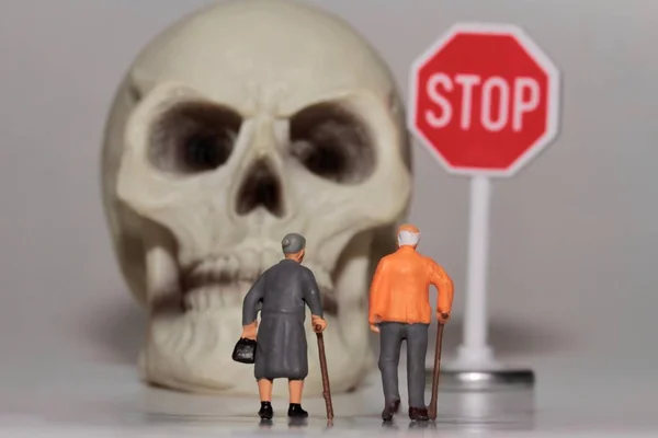 Miniature Personnes Âgées Avec Crâne Humain Géant — Photo