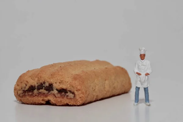 用一个巨大的自制饼干烹饪微型 — 图库照片
