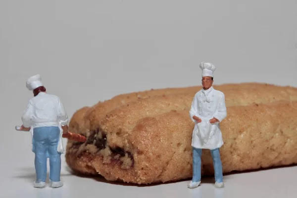 cooks miniatures with a giant homemade biscuit