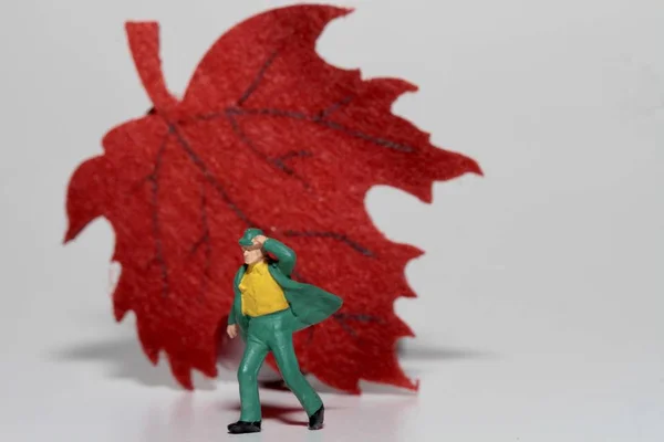 Miniatura Homem Velho Com Uma Folha Outono Vermelho Fundo — Fotografia de Stock