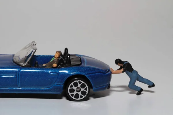 Miniatura Homem Empurrando Carro Quebrado Estrada — Fotografia de Stock