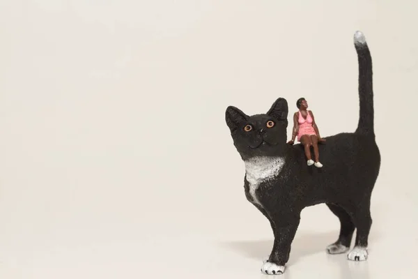 一个巨大的黑猫站在一起的人的缩影 — 图库照片