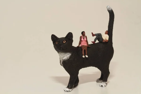 Miniatűr Emberek Állva Egy Hatalmas Fekete Macska — Stock Fotó