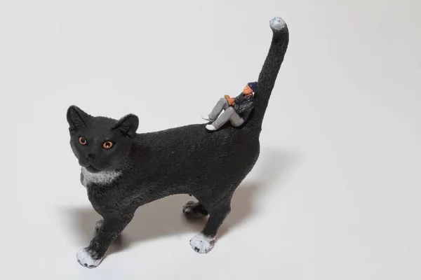 Miniatura Pessoas Sobre Gato Preto Gigante — Fotografia de Stock