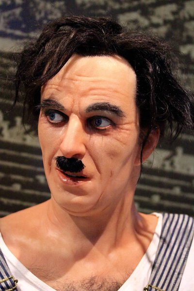 Тренто, Италия, 17 сентября 2017 - Палеонтологический музей естественной истории MuSe, спроектированный Ренцо Пиано. Чарли Чаплин восковая фигура в Музе-музее в Тренто, Италия
.