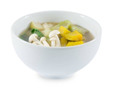 Beyaz arka plan üzerinde Tay sıcak ve baharatlı karışık sebze çorbası