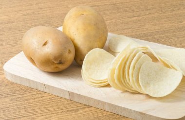 İki patates yumru ve patates cipsi veya Crisp