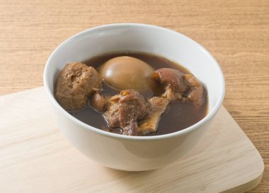 Beş baharat yahni kokulu yumurta, Tofu ve domuz