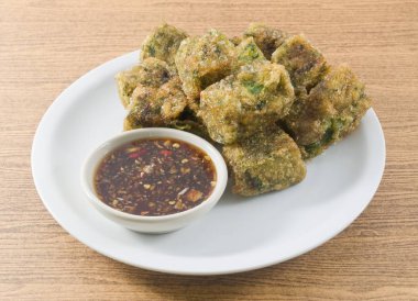 Kızarmış sarımsak Chives Dumpling soya sos ile buğulama