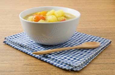 Patates ve domates beyaz kase sebze çorbası