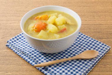Körili çorba, patates ve domates beyaz kase
