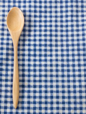 Kahverengi tahta kaşık mavi ekose desenli peçete deseni