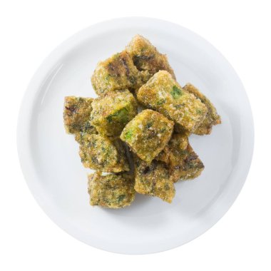 Fried buharda pişmiş hamur tatlısı üstten görünüm beyaz arka plan üzerinde