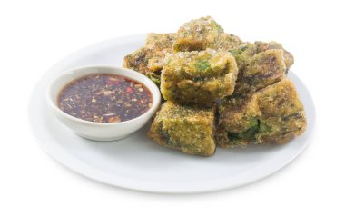 Kızarmış sarımsak Chives Dumpling beyaz zemin üzerine atmak.