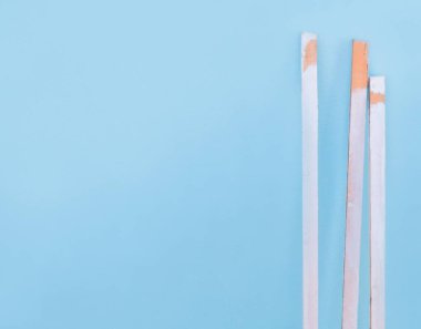 Mavi sıva arka plan üzerinde üç beyaz tahta